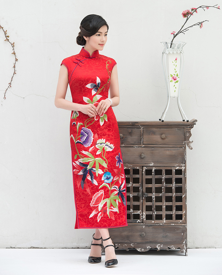 Red cheongsam for lady
