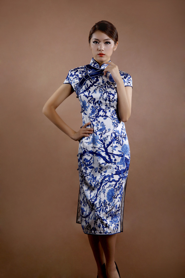 Blue and white porcelain cheongsam Blue and white porcelain cheongsam