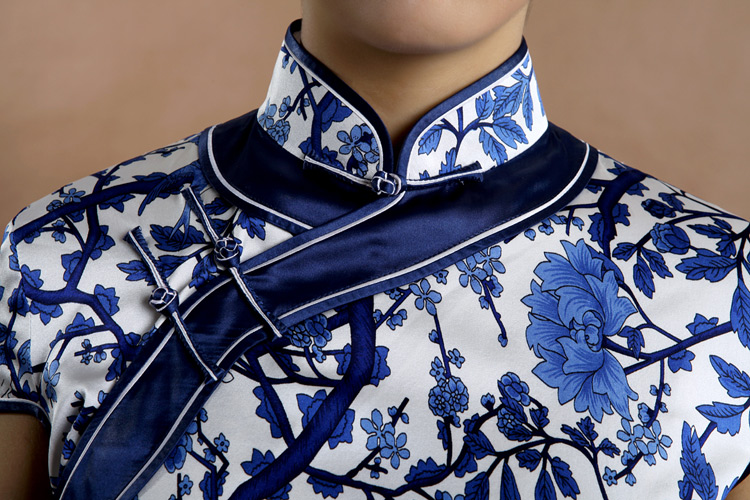Blue and white porcelain cheongsam Blue and white porcelain cheongsam