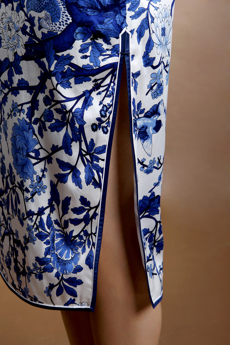 Blue and white porcelain cheongsam Blue and white porcelain cheongsam