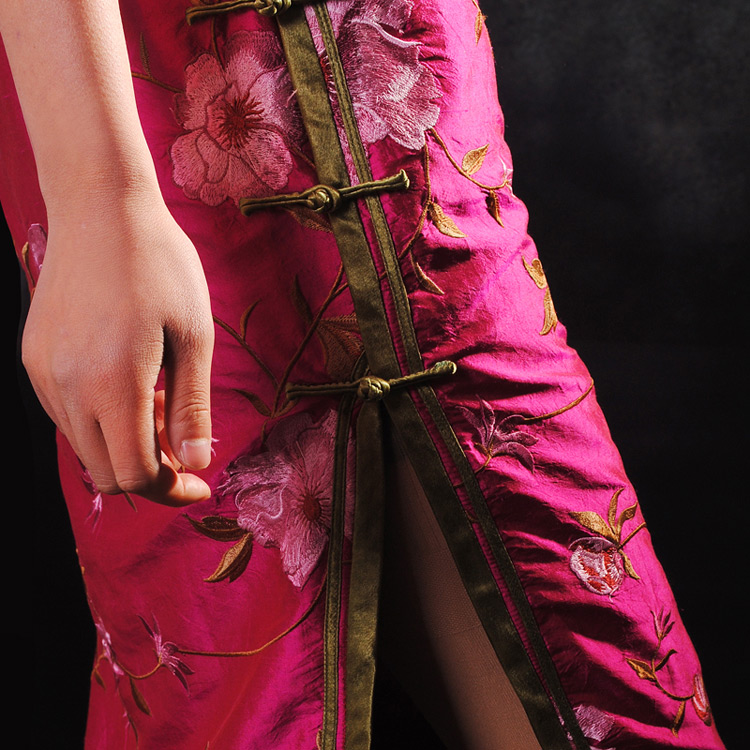 Purplish red tai silk withflower embroidery cheongsam