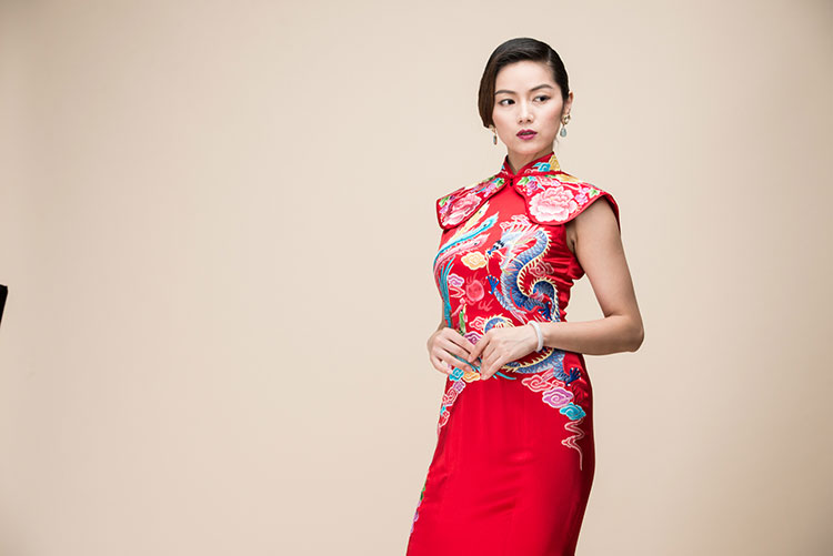 Red chinese wedding dress with dragon and phoenix embroidery