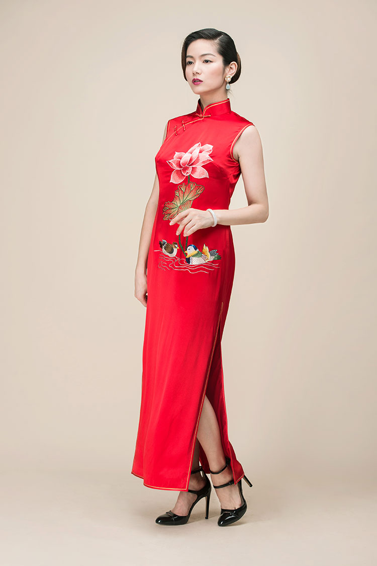 Red silk embroidery cheongsam long dress Red silk embroidery cheongsam long dress