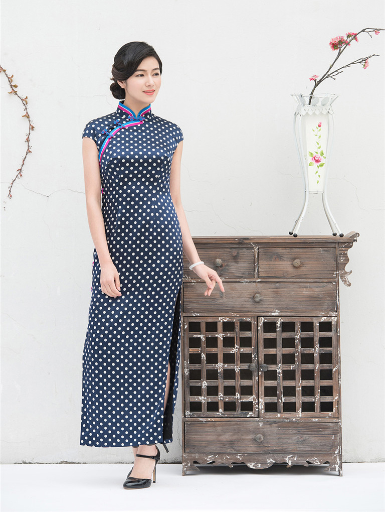 White dot qipao White dot qipao