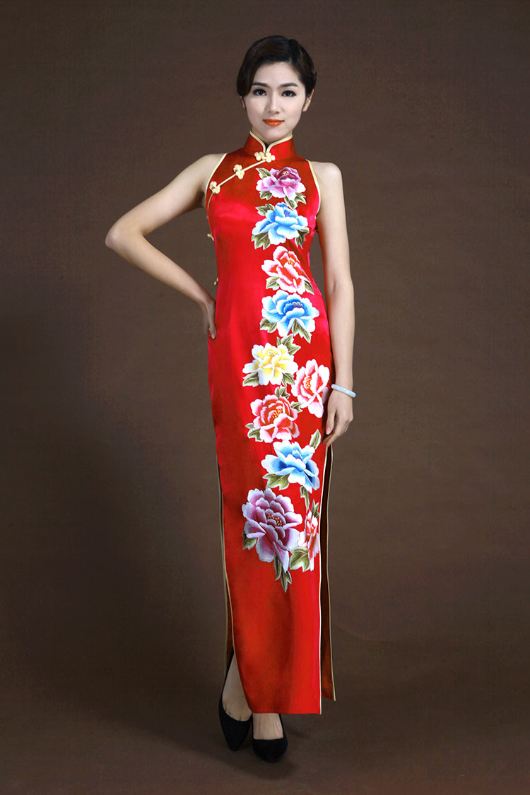 Red wedding dress with peonies embroidery Red wedding dress with peonies embroidery