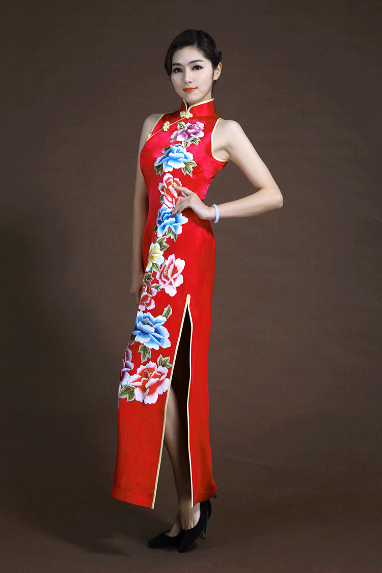 Red wedding dress with peonies embroidery Red wedding dress with peonies embroidery