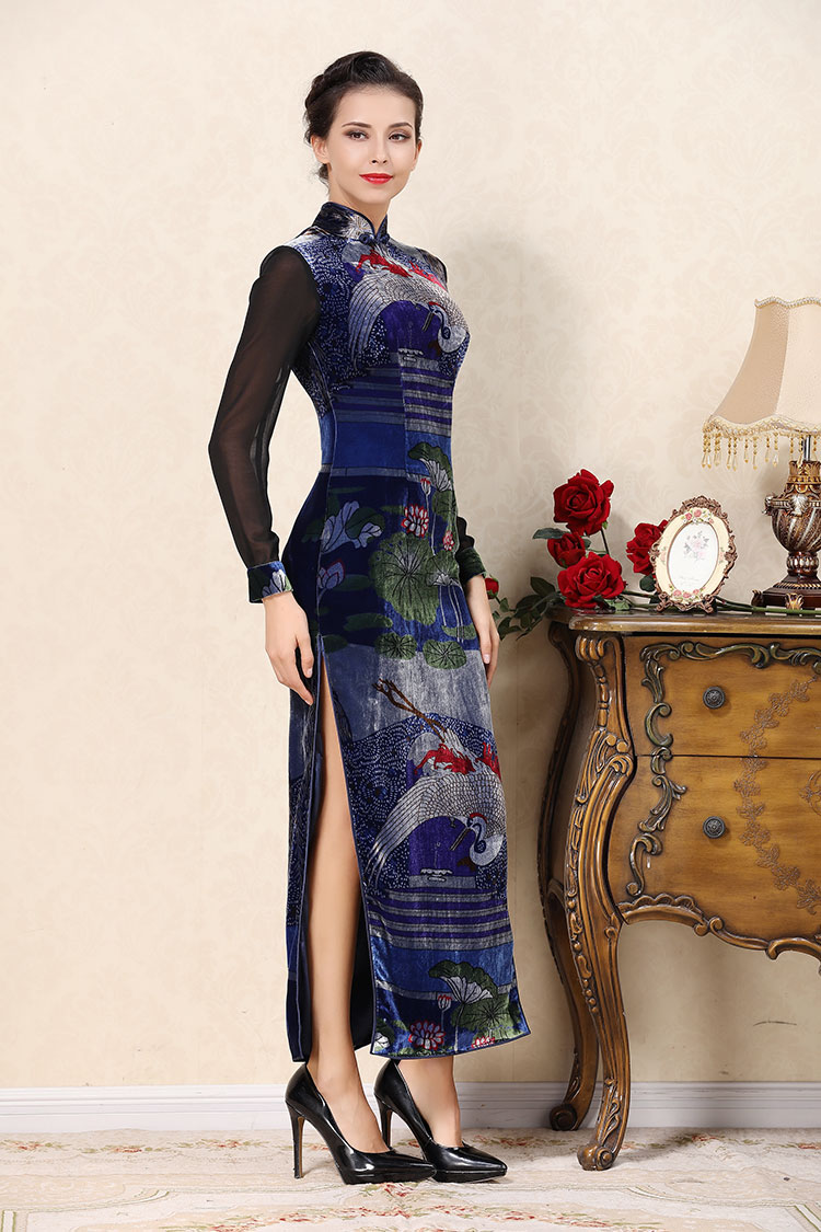 Blue velvet cheongsam dress with crane pattern