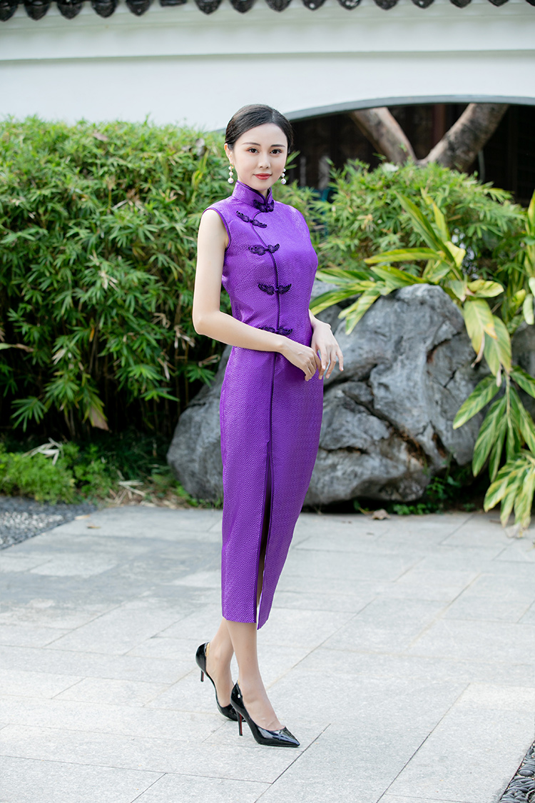 Light purple long cheongsam dress with a front slit