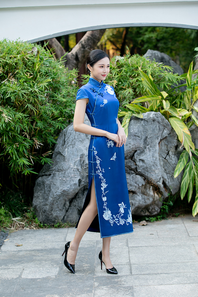 Blue cheongsam dress with embroidery