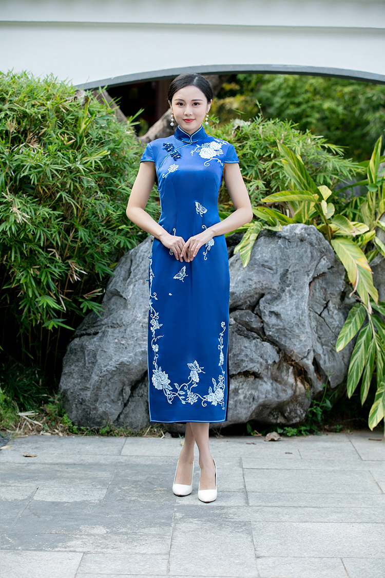 Blue cheongsam dress with embroidery