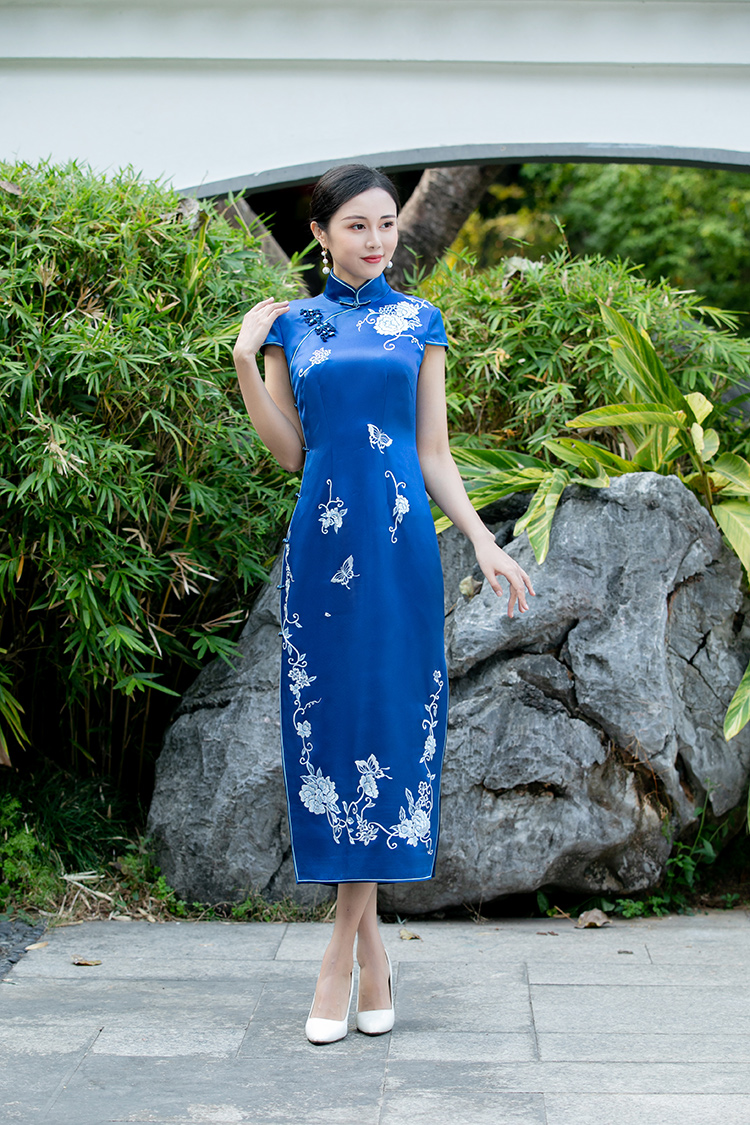 Blue cheongsam dress with embroidery