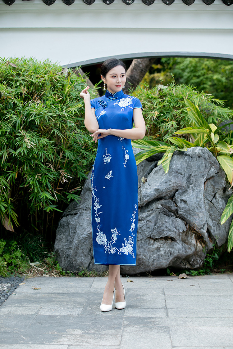 Blue cheongsam dress with embroidery