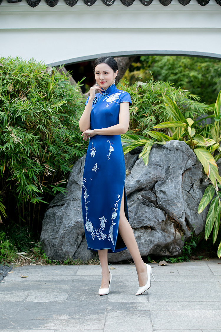 Blue cheongsam dress with embroidery