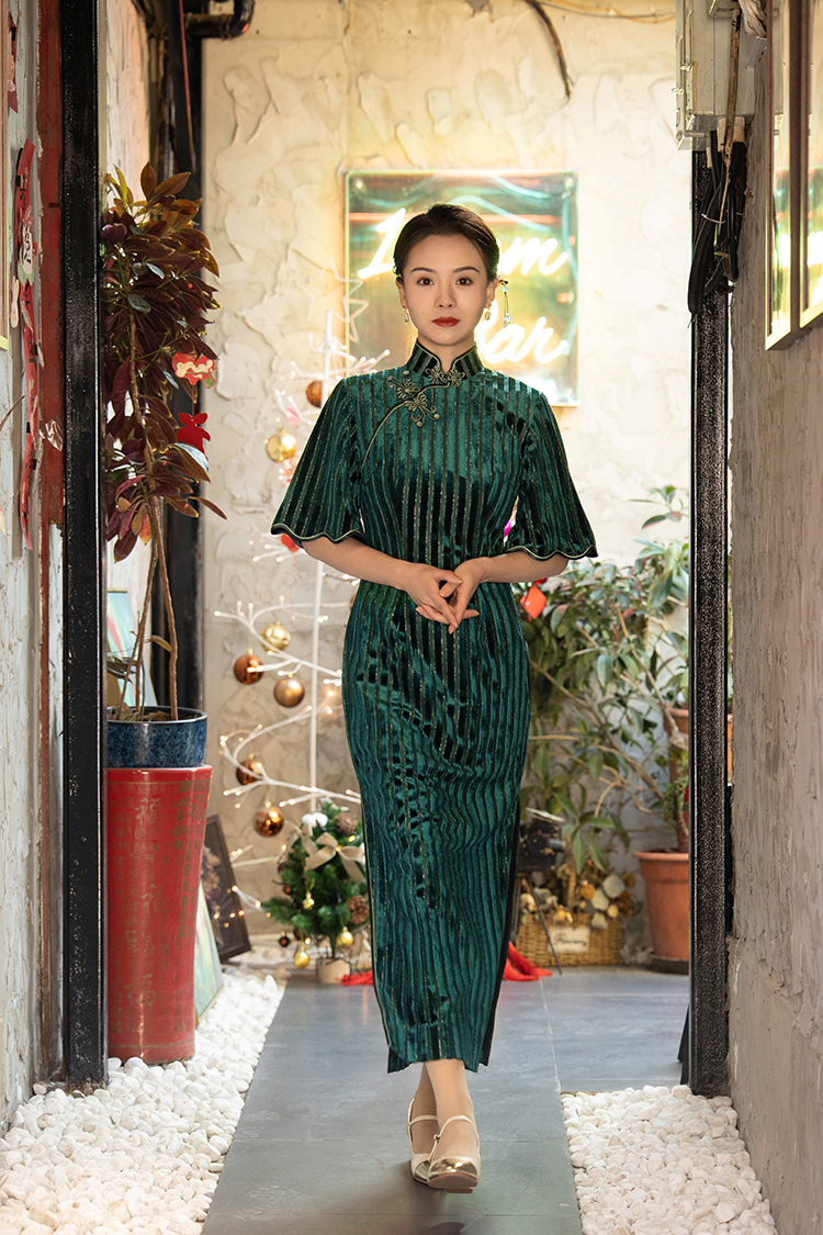 Green velvet cheongsam with flared sleeves