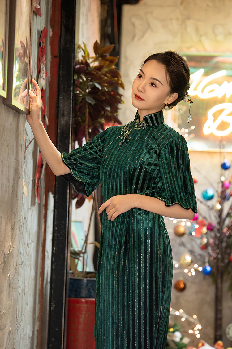 Green velvet cheongsam with flared sleeves