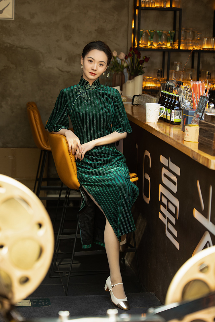 Green velvet cheongsam with flared sleeves