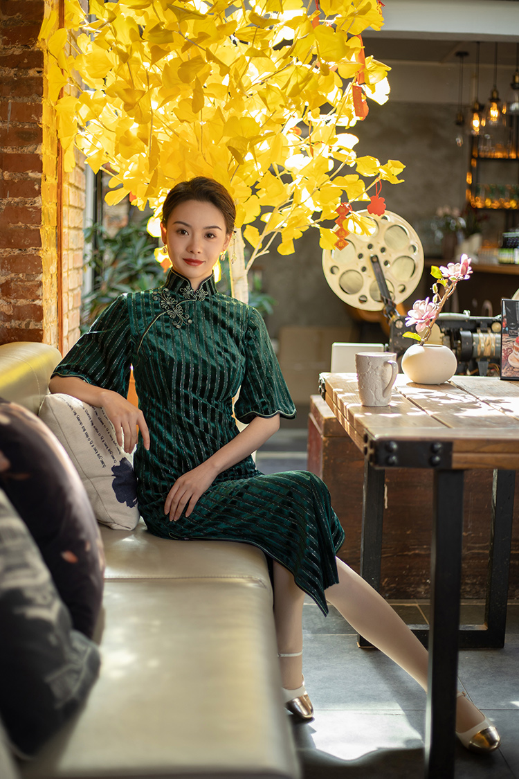 Green velvet cheongsam with flared sleeves