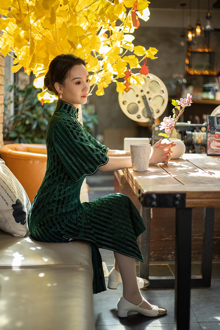 Green velvet cheongsam with flared sleeves Green velvet cheongsam with flared sleeves