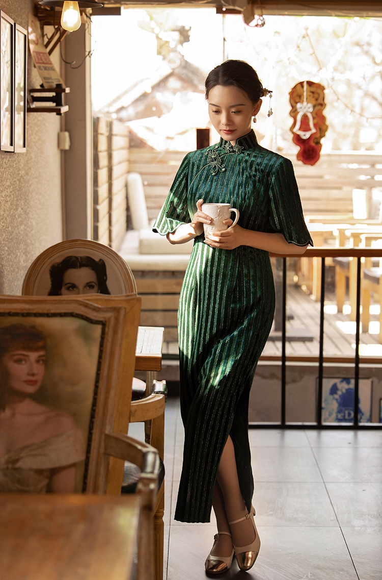 Green velvet cheongsam with flared sleeves