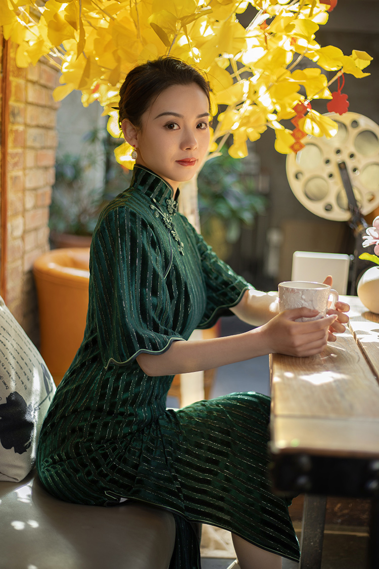 Green velvet cheongsam with flared sleeves