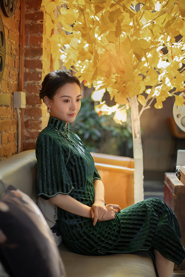 Green velvet cheongsam with flared sleeves