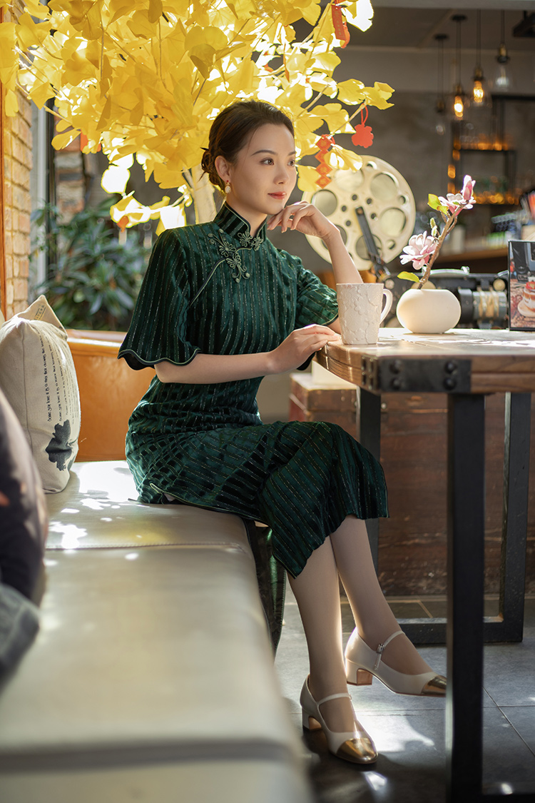 Green velvet cheongsam with flared sleeves