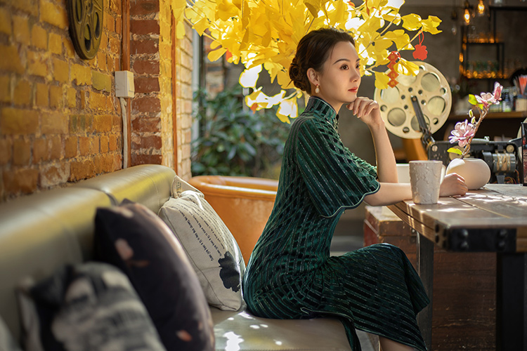 Green velvet cheongsam with flared sleeves Green velvet cheongsam with flared sleeves