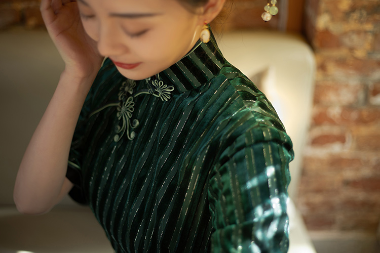 Green velvet cheongsam with flared sleeves