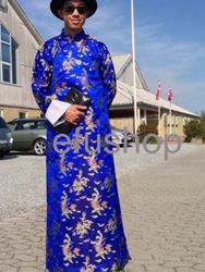  James weared chinese men's gown